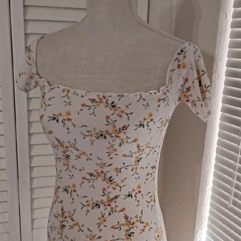 Heart Hips Floral Mini Dress in Cream and Yellow - Picture 2 of 6